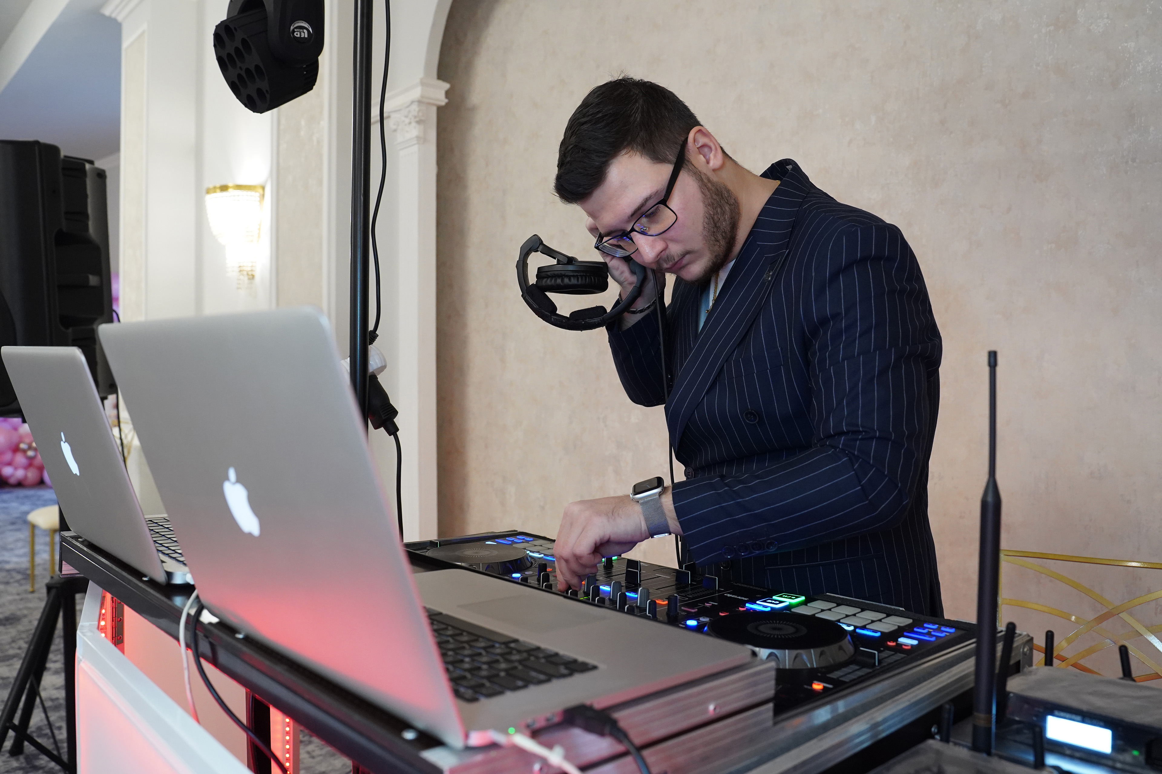Dj Mc cu sonorizare și unul din pachetele de lumini pe toată durata evenimentului