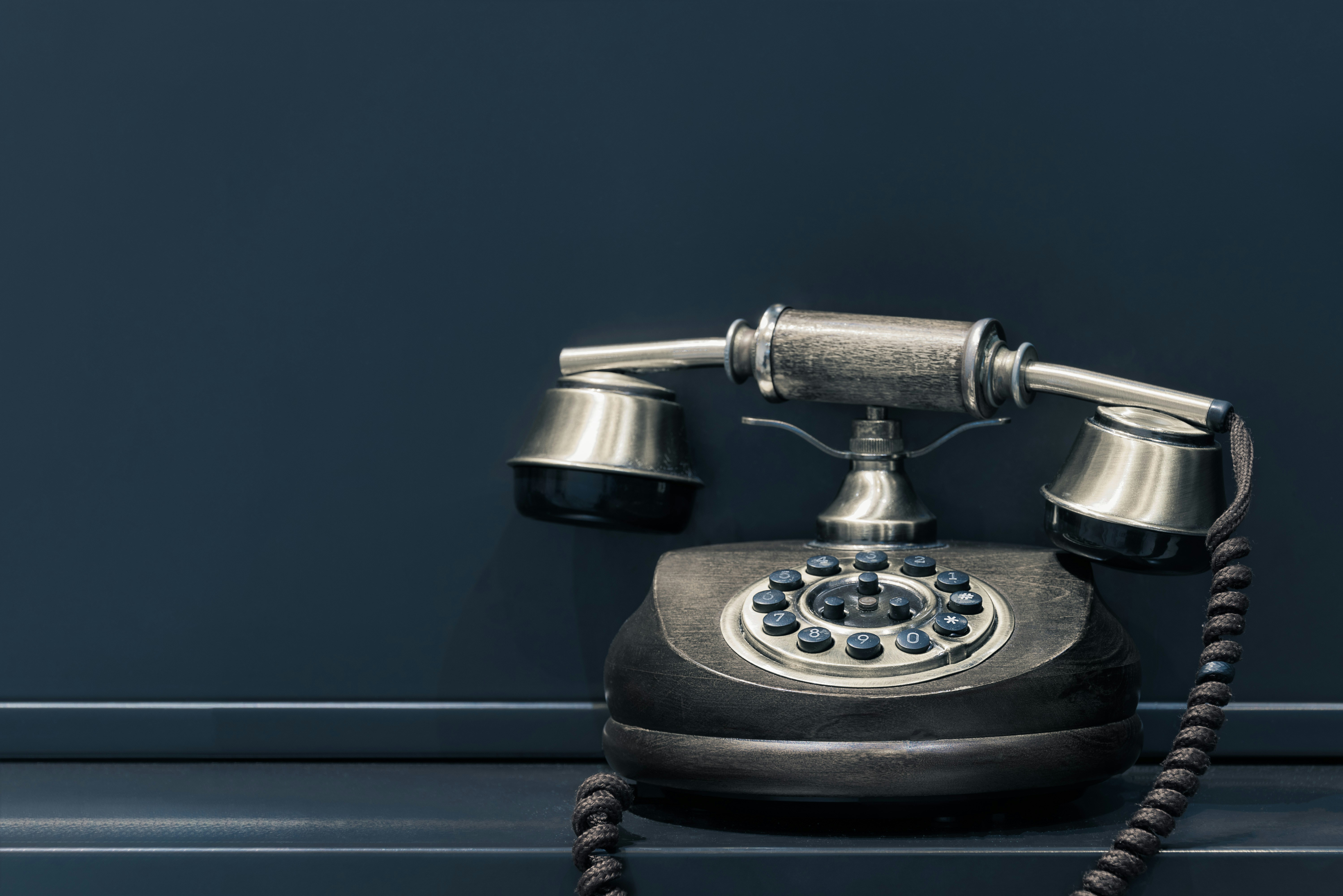 Telefon vechi - simbol al comunicării tradiționale